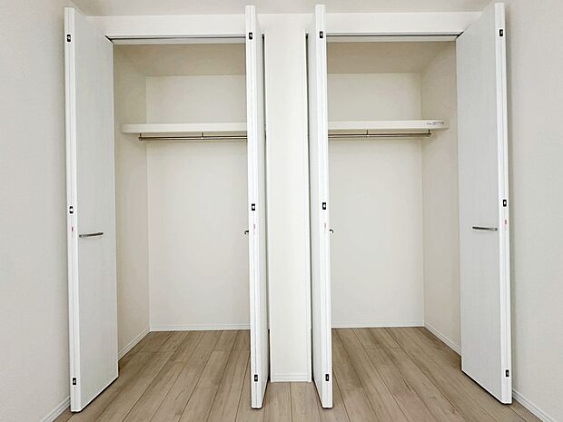 【収納】全居室に収納を完備しておりますので、居室の全空間を有効活用出来ます。自分好みのお部屋で、ゆったりお寛ぎ頂けます。