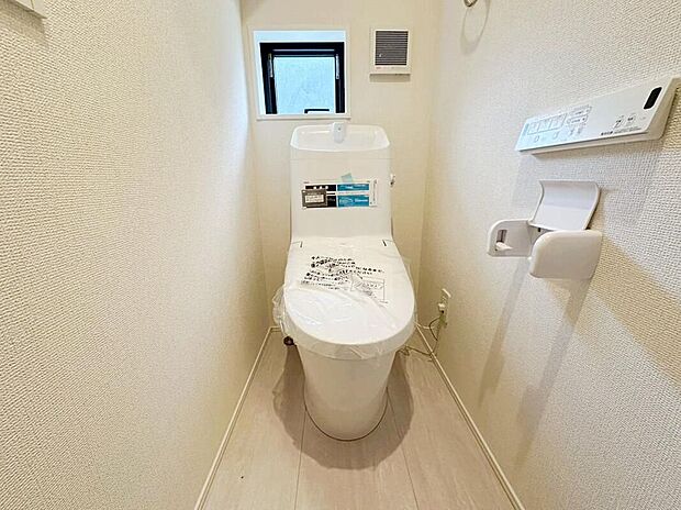 【トイレ】意外と後から気になるのがトイレの窓です。換気扇でもよいのですが、密閉された空間だからこそ、外気を取り込んだ方がやはり気分はいいものです。もちろん今では当たり前のシャワートイレです♪