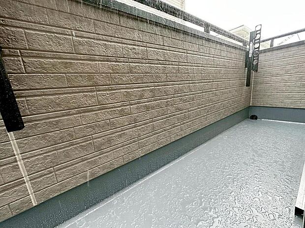 【バルコニー】南に面したバルコニーは陽当たり良好♪目の前を遮る建物もないので解放感がございます。ワイドタイプなのでたくさんのお洗濯物も一気に干すことができますよ!