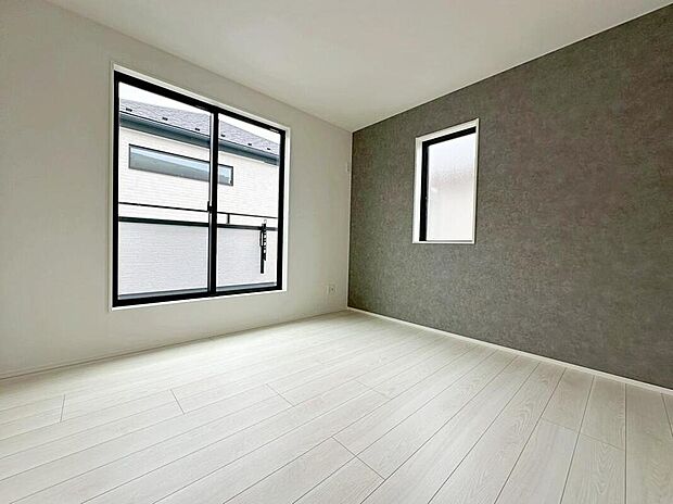 【リビング以外の居室】全居室2面採光です。光を取り入れやすのはもちろんですが、建物全体の窓の数も増えておりますので、換気性能に優れた物件です。窓を開ければ家中を気持ちの良い風が通り抜けます。