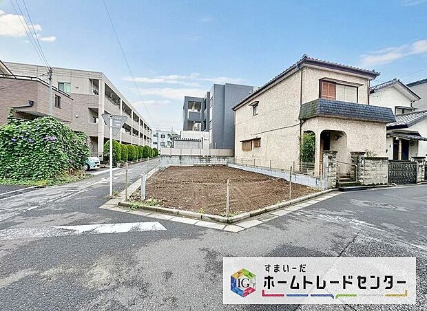 【前面道路含む現地写真】一戸建ての大きなメリットは、「自分の土地」を自由に使えること。好きなペットが飼えるほか、ガーデニングやDIY、車やバイクの手入れなど様々な趣味を楽しめます♪