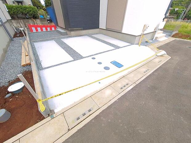 【駐車場】☆1号棟☆
嬉しいコンクリート仕上げのカースペース。雨の日も足元を気にせず外出できます。