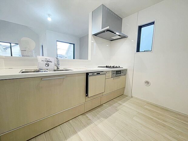 【キッチン】☆System Kitchen☆
キッチンからのママ目線はコチラ♪キッチンは開放感もありリビング全体が見渡せますね♪広くて明るいキッチンは大変使いやすくなっております。