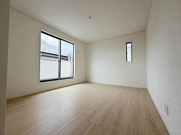 【リビング以外の居室】2階のお部屋です。光を取り入れやすのはもちろんですが、建物全体の窓の数も増えておりますので、換気性能に優れた物件です。窓を開ければ家中を気持ちの良い風が通り抜けます。