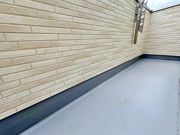 【☆Balcony☆】南に面したバルコニーは陽当たり良好♪目の前を遮る建物もないので解放感がございます。ワイドタイプなのでたくさんのお洗濯物も一気に干すことができますよ！