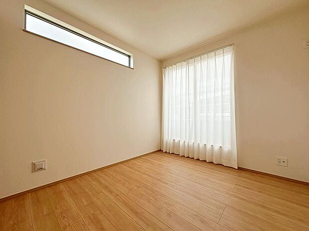 【☆Bedroom☆】2面採光を確保した明るい室内は、風通しも良く、大変居心地の良い空間となっております。爽やかな風を感じて起きる朝は、快適生活の始まりに！