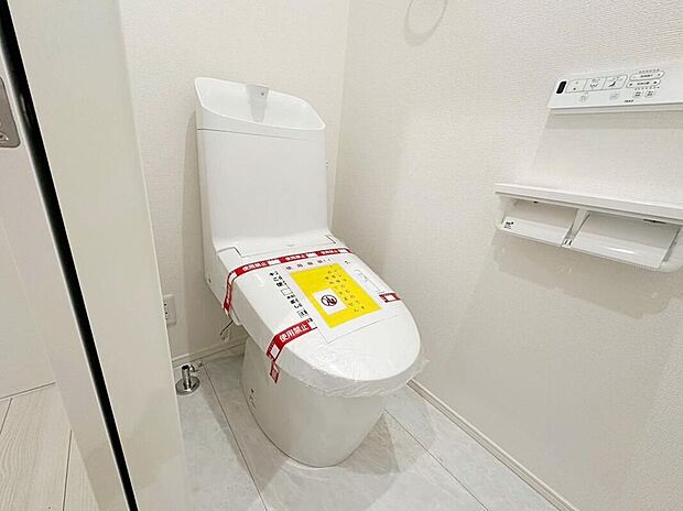 【トイレ】 お手洗いは洗浄機能が標準の嬉しい仕様!窓付きなので気になる換気も楽々ですね♪