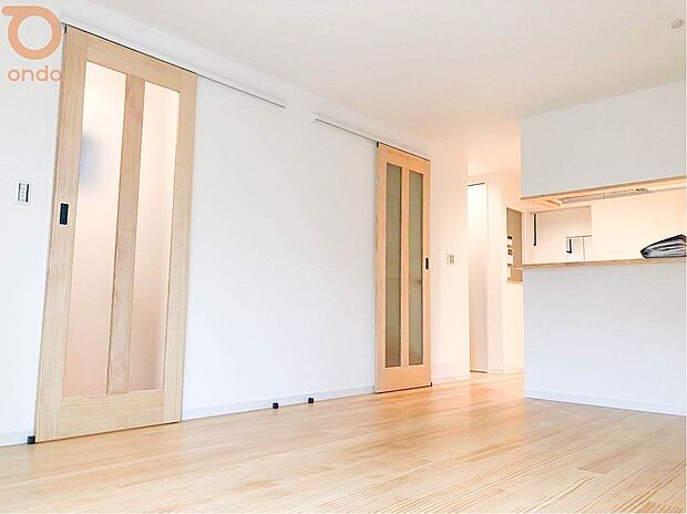 【ondo建物プラン例/LDK】柔らかな風合いの床とホワイトの壁のナチュラルなスタイリングです◎