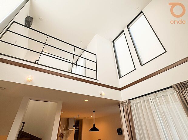 【建物プラン例/リビング】天井まで届く吹き抜けが空間にゆとりを♪アイアン手すりや階段デザインにもこだわった、開放感あふれるリビングです。