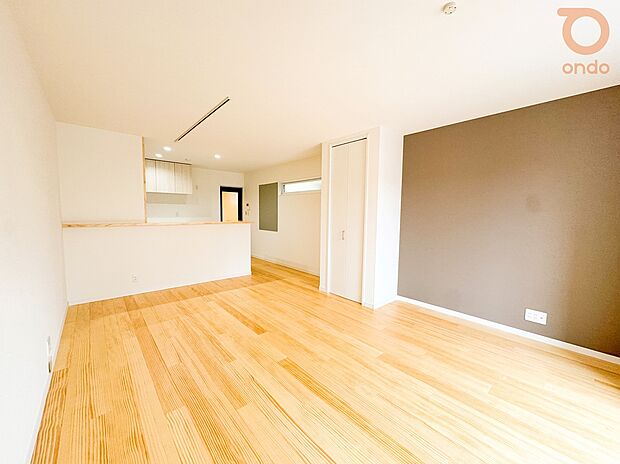 【ondo建物プラン例/LDK】人気のカウンター式キッチンを備えた、家具配置のしやすい縦型リビングが魅力のお部屋です。リビング全体を見渡しながら家事ができるため、家族の様子を見守りやすい間取りです！