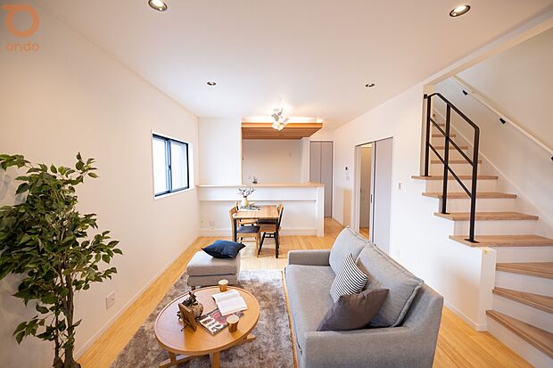 【ondo建物プラン例/LDK】明るい木目とアイアン手すりがアクセントに。ダイニングやキッチンとゆるやかにつながる、使い勝手の良いリビングです。