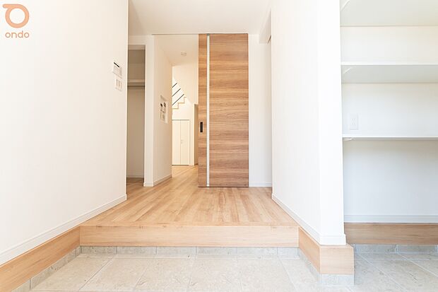 【ondo建物プラン例/玄関】明るく温かみのある玄関。SIC付きで、靴や小物もまとめて収納でき、いつでもスッキリした印象に。