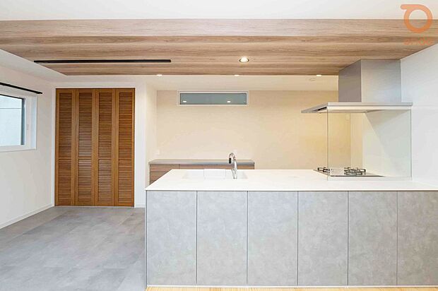 【ondo建物プラン例/キッチン】キッチンを囲んで自然と人が集まる空間。料理しながら会話が生まれる、心地よい住まいの中心です。