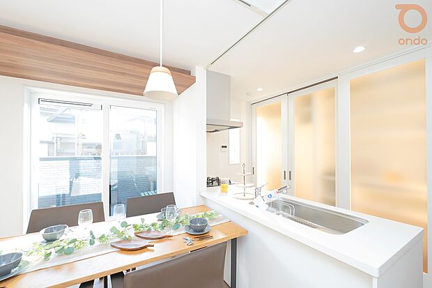 【ondo建物プラン例/ダイニング】開放的なカウンターキッチンを備え、ご家族との会話を楽しみながら優雅にお料理ができる設計です。