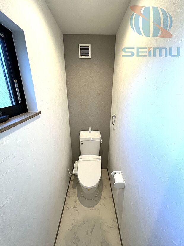 【【建物プラン例/トイレ】】いつも清潔に使える温水洗浄便座機能付き。トイレは1、2階に配置。朝の支度時や来客時等、タイミングが重なっても気兼ねなく使えます。