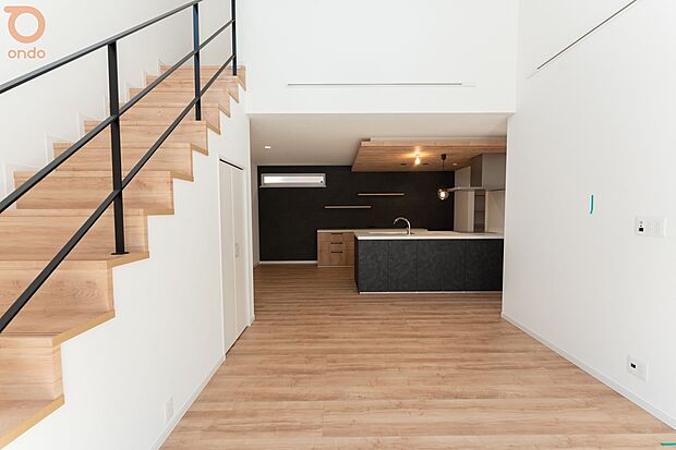 【【建物プラン例/LDK】】開放的なカウンターキッチンは、料理をする人も一緒にリビングの団らんに参加できる心地よい空間です。