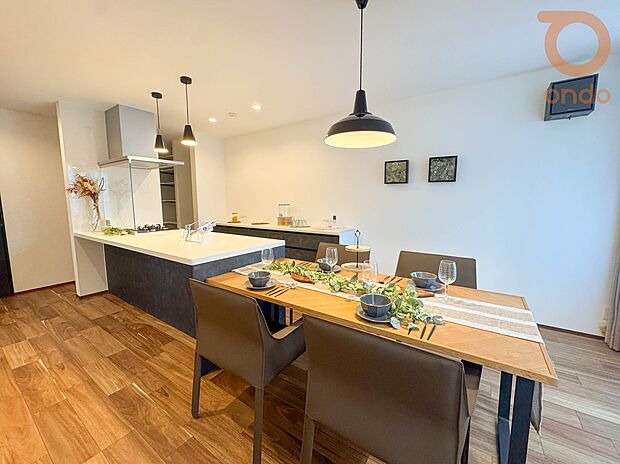 【【建物プラン例/ダイニング・キッチン】】家族との会話が弾む対面キッチン。毎日の家事もスムーズに行える広さ！子育て世帯にもぴったりです♪