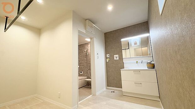 【【ondo建物プラン例/脱衣室】】洗面室から浴室へつながる動線がスムーズな設計。やさしい色味でまとめた空間が清潔感を引き立て、毎日の支度や入浴が気持ちよく行えるレイアウトです。