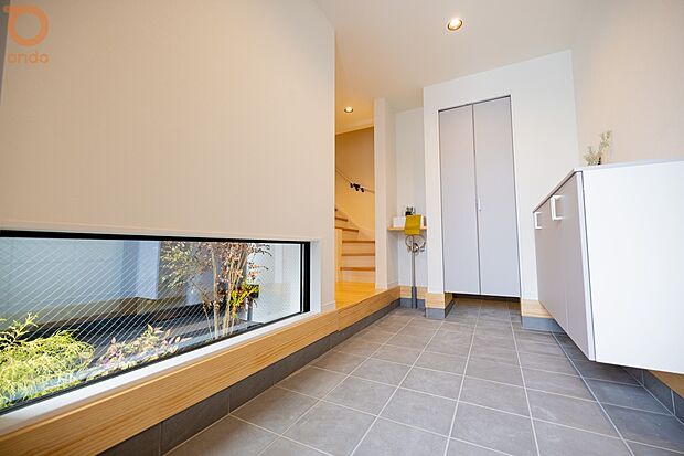 【【ondo建物プラン例/玄関】】広々とした玄関にSICも設置。ご家族だけでなくお客様の靴もきれいに収納ができます。