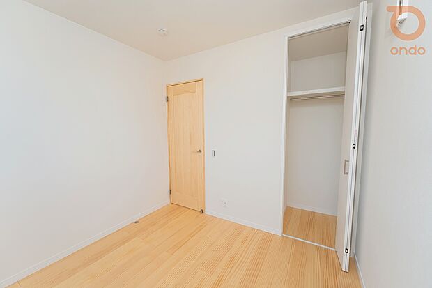 【【ondo建物プラン例/洋室】】収納付きの洋室で、衣類や荷物もきれいに整理できます。