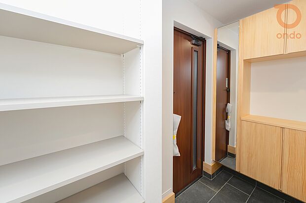 【【ondo建物プラン例/玄関】】シューズボックス+シューズインクローゼットで、収納力の高い玄関に。趣味用品や自転車、ベビーカーもすっきり収納◎