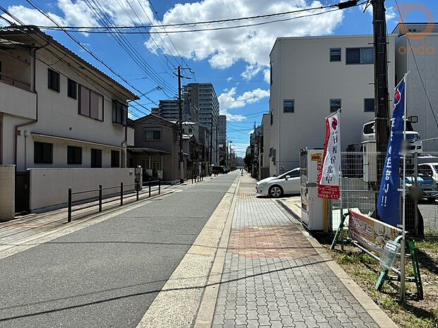 【【前面道路含む現地写真】】全面道路幅員：約8m。駐車が楽々できるゆとりのある広さ◎