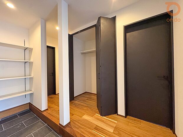 【【ondo建物プラン例/玄関】】玄関まわりの収納が充実しているので、帰宅後の片付けもスムーズ。靴や上着、日用品のストックまでまとめてしまえます。