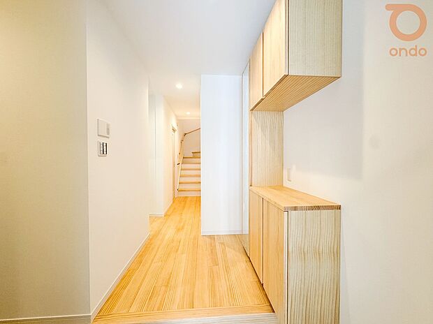 【【ondo建物プラン例/玄関】】収納力のある靴棚を設置し、散らかりがちな玄関もすっきり整います。