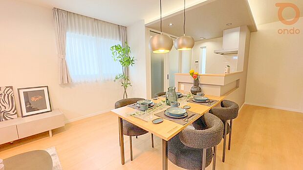 【【ondo建物プラン例/ダイニング】】ご家族との大切なお食事の時間がより楽しくなる、自然と会話が弾むコミュニケーションの取りやすいダイニング空間です。