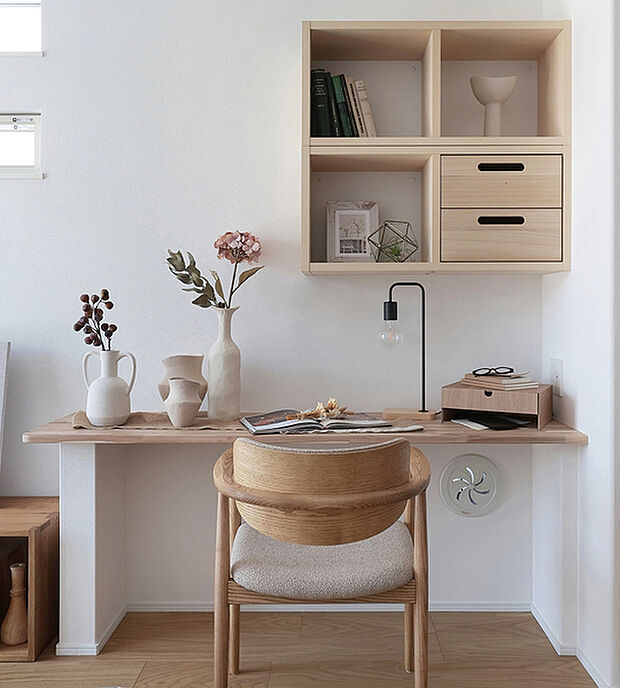 【スタディカウンター】
リビングに設けた造作カウンター。PCやリビング学習スペースとして活用可能。上部にはどこの棚にも移動可能な引き出しのあるフロートシェルフを設置。※号棟により採用状況が異なります。