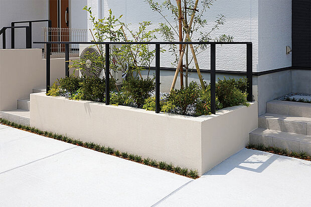 【【デザイナーズレール】】ブラックのデザイナーズレールを採用。シンプルで洗練されたラインが外構にスタイリッシュな印象を与えます。