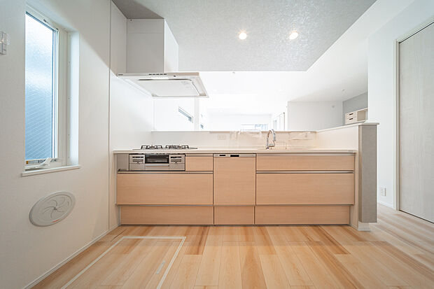 【【Toclas Kitchen Bb/I型・L型オープンキッ】美しさと強さ、お手入れのしやすさを兼ね備えたキッチン。手元は隠しても視界は広いオープンタイプです。※形状は号棟により異なります。