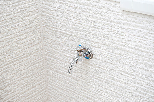 【【バルコニー水栓】】バルコニーで水仕事やガーデニングなどを楽しむ際に重宝するバルコニー水栓を各棟１ヵ所に設置。