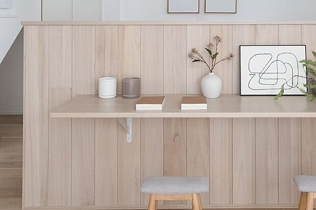 【木の素材感が映えるシルキーウッド貼キッチン】空間になじむ色味と木目で、毎日の料理が心地よい時間に。デザイン性と機能性を両立したキッチン空間を演出します。