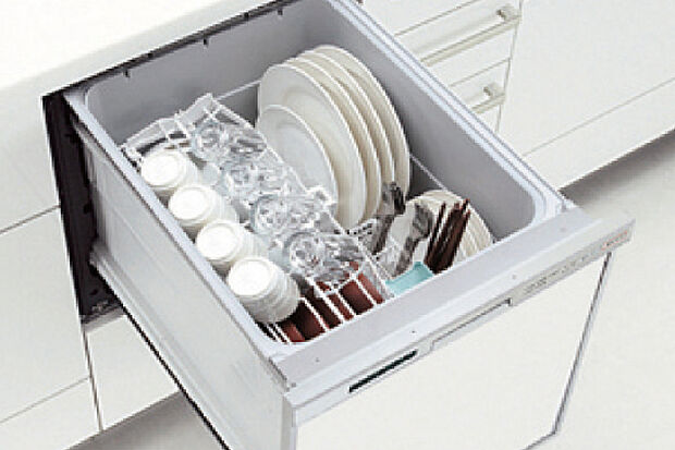 【【食器洗い乾燥機】】後片付けをサポートするビルトインタイプの食器洗浄乾燥機が標準装備。家事の時間短縮になるだけでなく、水道代の節約にもつながり一石二鳥です。