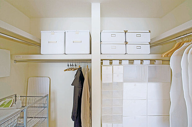 【【ウォークインクロゼットコーナー】】お洒落好きの家族の衣類はもちろん、普段使わない季節物の洋服や家電をひとまとめに仕舞うことができます。※号棟により採用状況が異なります。