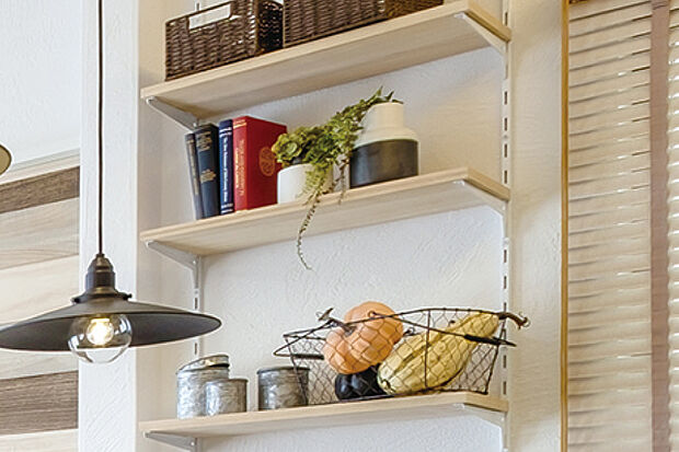 【カスタムシェルフ】高さをカスタマイズできるので、飾るものや収納するものに合わせて調整できます。