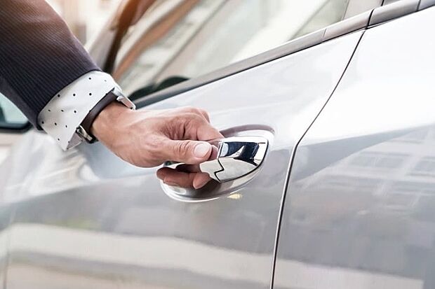 【カースペース2台標準】家族での車の外出にも便利な2台分のカースペースを標準で計画。充実したカーライフをサポートするとともに、ゆとりのあるアプローチを創出しています。※2台目は車種制限があります