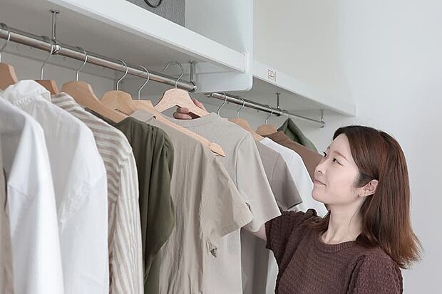 【【ウォークインクロゼットコーナー】】お洒落好きの家族の衣類はもちろん、普段使わない季節物の洋服や家電をひとまとめに仕舞うことができます。※号棟により採用状況が異なります。