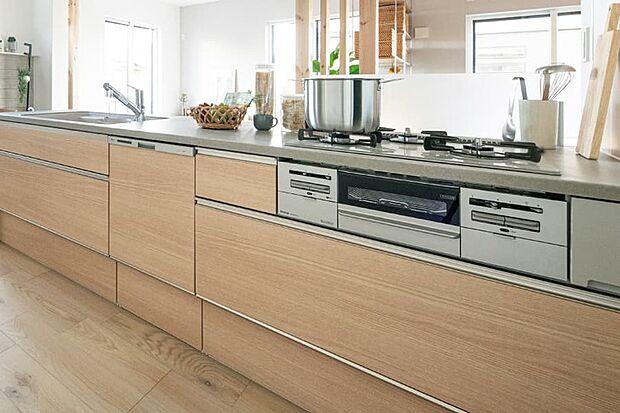 【【Toclas Kitchen Bb】】広々としたワークトップを採用したシステムキッチン。使いやすさを考えた収納や、お手入れもしやすい設計で毎日の家事をサポートします。