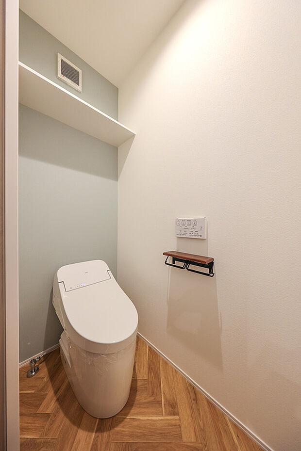 【トイレ】いつでも清潔な状態!便器も便座も汚れがつきにくく、お掃除しやすい素材と機能を重視。今ならお好みのカラーをチョイスしていただけます。※施工例