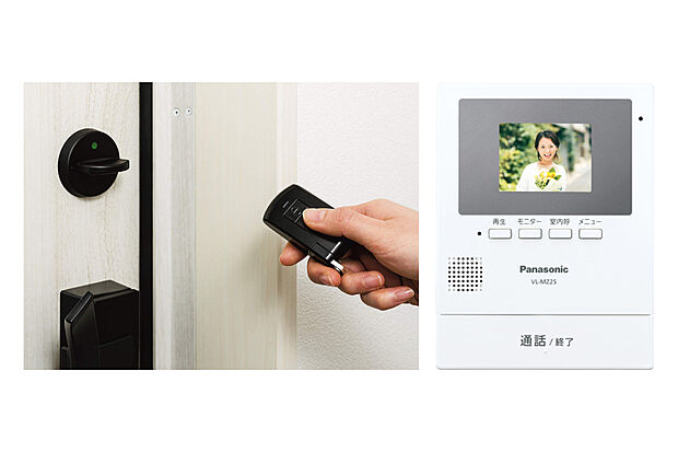 【TVモニター付きインターホン・玄関リモコンキー】ワンタッチで施解錠できる電気式玄関キー。
ドアから少し離れていてもエントリーキーで室内外から施解錠ができます。
テレビドアホンは自動で録画・保存ができる録画機能搭載のインターホン。
夜でもカラーで来訪者を確認できます。