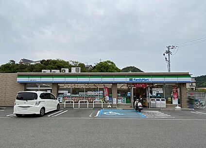 ファミリーマート和歌山関戸店 約480m(徒歩6分)