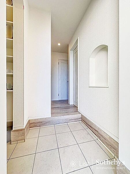 ◆玄関◆白を基調とした玄関スペース！明るい空間を演出いたします！シューズボックもあり散らかりやすい玄関周りも片付きすっきり整った玄関周りになります！