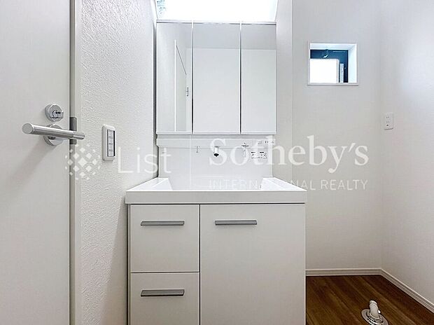 ■パウダールーム■(1号棟)収納力と機能性に優れた三面鏡付き洗面化粧台♪鏡裏は収納になっていて、水周りもスッキリ整理できますね！