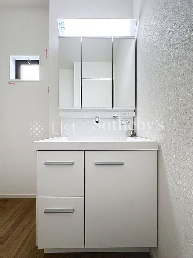 ■パウダールーム■収納力と機能性に優れた三面鏡付き洗面化粧台♪鏡裏は収納になっていて、水周りもスッキリ整理できますね！