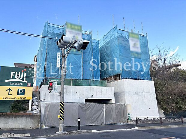 ■前面道路■前面道路が13.8mとゆとりがあり、駐車もラクラク!運転が苦手な方でもゆっくりと駐車することができます♪前面道路は閑静な住宅地をはしる車通りの少ない道路。お気軽にお問い合わせください!