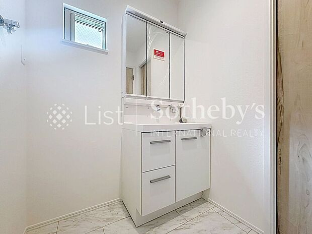 ■パウダールーム■収納力と機能性に優れた三面鏡付き洗面化粧台♪鏡裏は収納になっていて、水周りもスッキリ整理できますね！