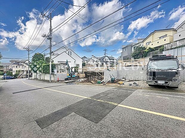 ■前面道路■ゆとりある前面道路は開放感を演出!陽ざしがたっぷり差し込み明るいお住まいが実現します。※画像は一部イメージ加工を行っており、実際とは異なる場合があります。