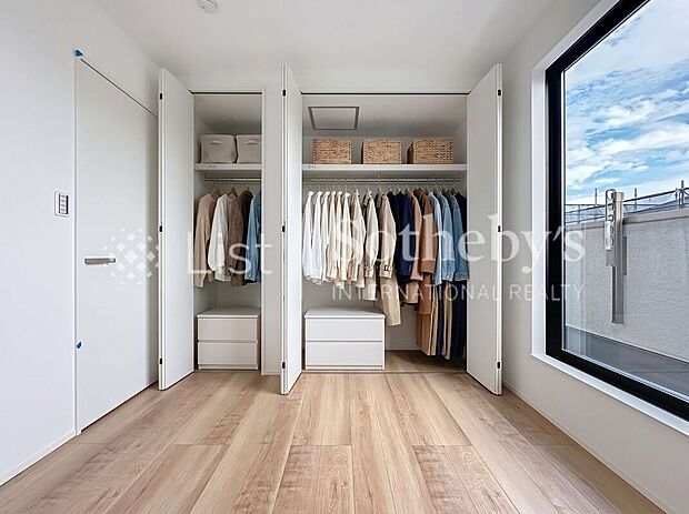 ■収納■各お部屋には容量たっぷりのクローゼット付き♪お洋服やかさばる荷物もすっきり整理できますね!※本画像はAIによるバーチャルステージングを施したイメージです。